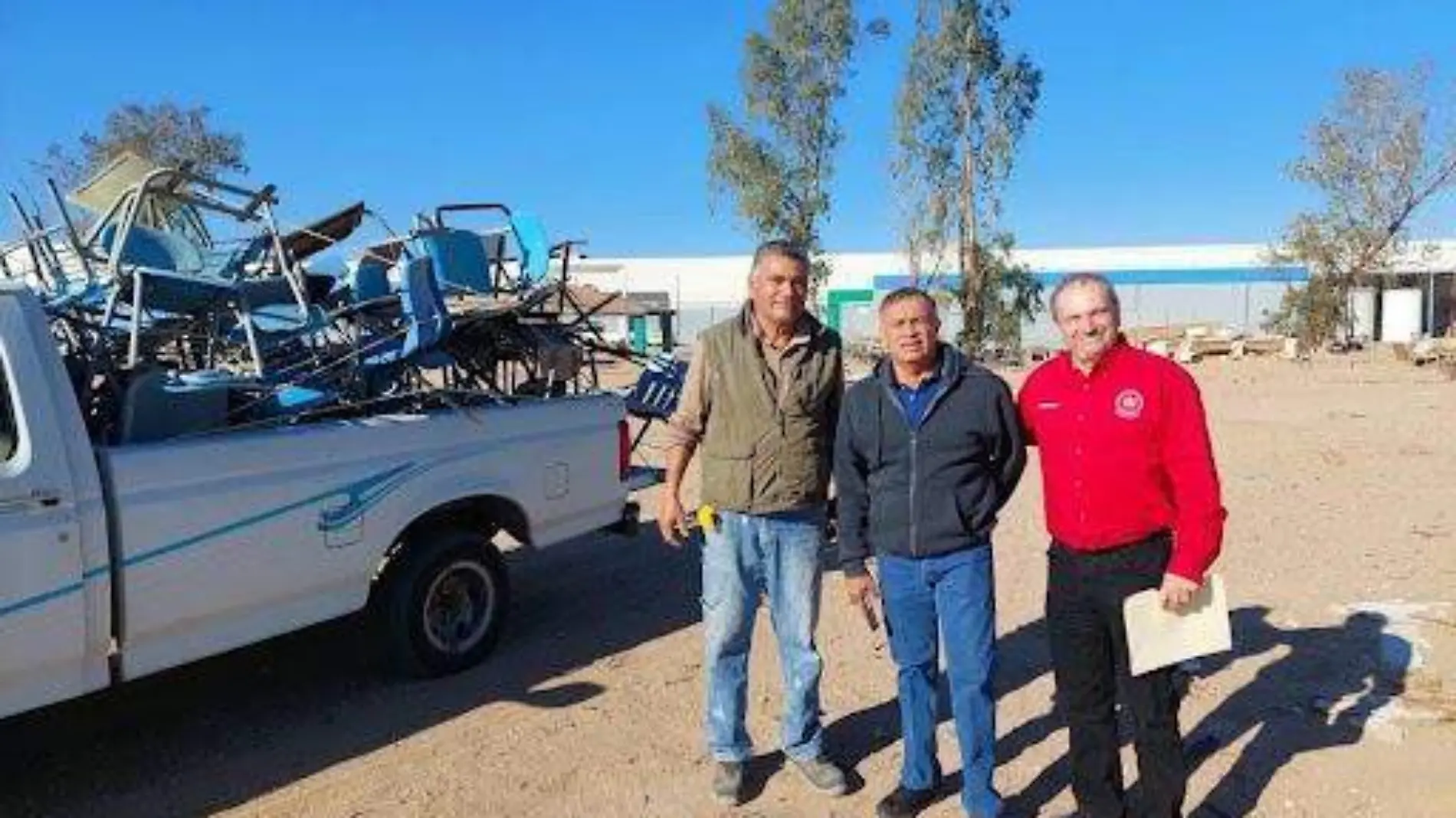 Personal de la UES hizo entrega de decenas de mesabancos al Cuerpo de Bomberos Voluntarios de San Luis